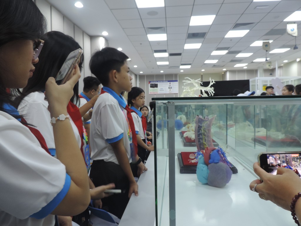 Cháu ngoan Bác Hồ trải nghiệm, khám phá khoa học công nghệ và AI