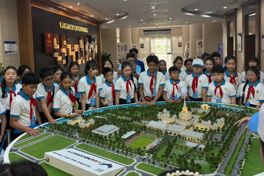 Cháu ngoan Bác Hồ trải nghiệm, khám phá khoa học công nghệ và AI