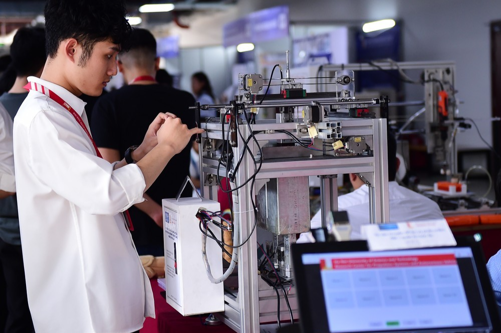 Các bạn trẻ tham gia triển lãm khoa học công nghệ 