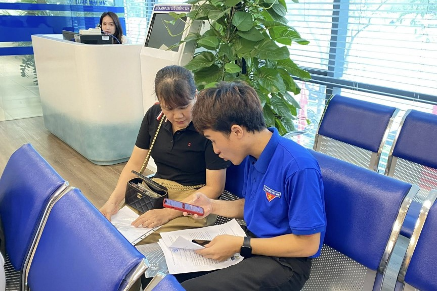 Thanh niên tình nguyện hỗ trợ người dân chuyển đổi số 