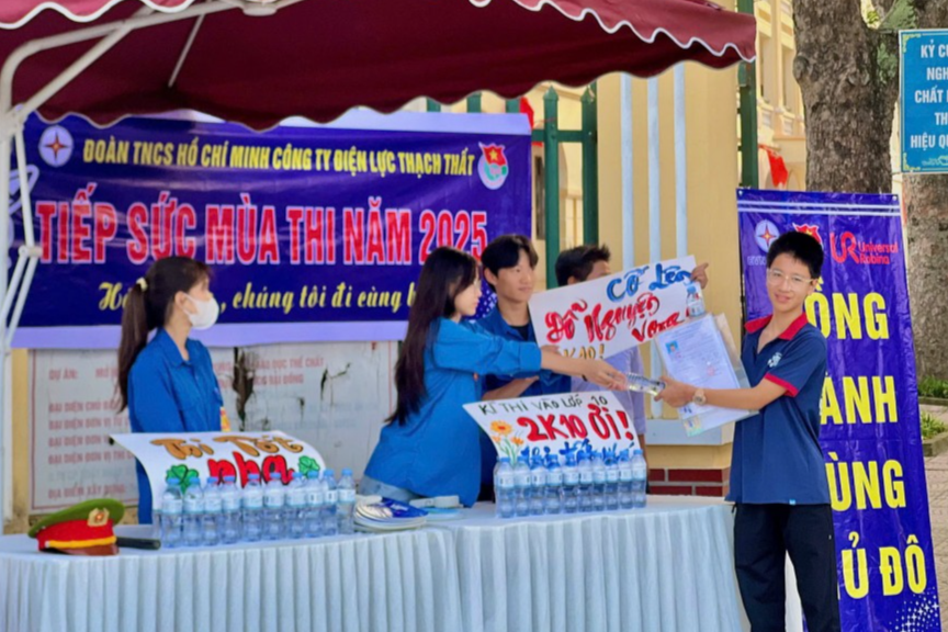 Những khoảnh khắc siêu đáng yêu của “áo xanh” tiếp sức mùa thi