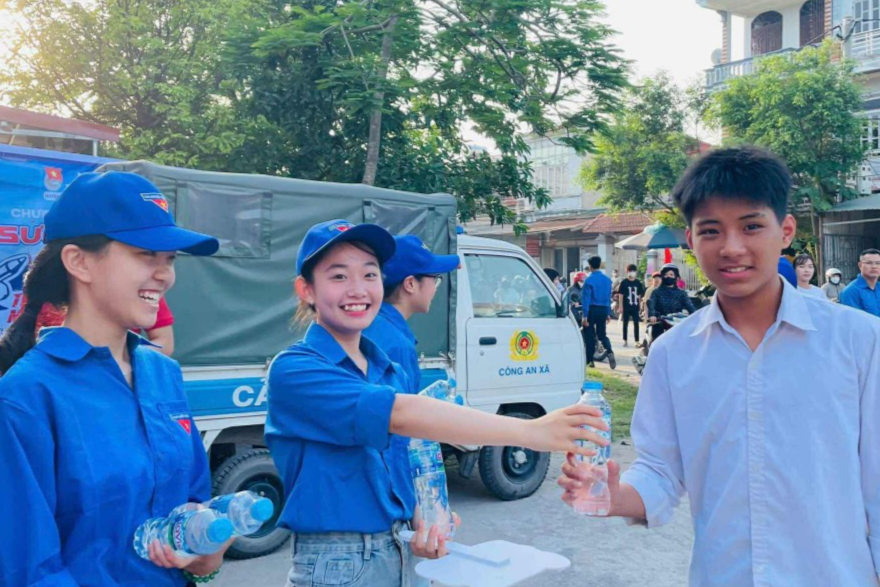 Hơn 5.000 tình nguyện viên chung nhịp đập “tiếp sức” thí sinh Hơn 5.000 tình nguyện viên chung nhịp đập “tiếp sức” thí sinh