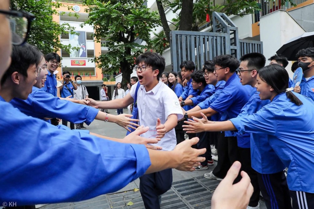 Những khoảnh khắc siêu đáng yêu của “áo xanh” tiếp sức mùa thi