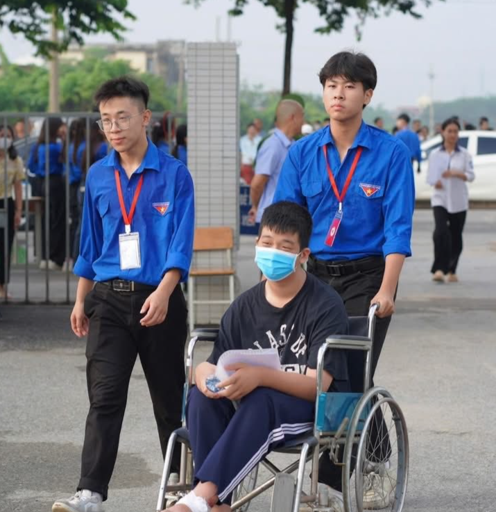Những khoảnh khắc siêu đáng yêu của “áo xanh” tiếp sức mùa thi