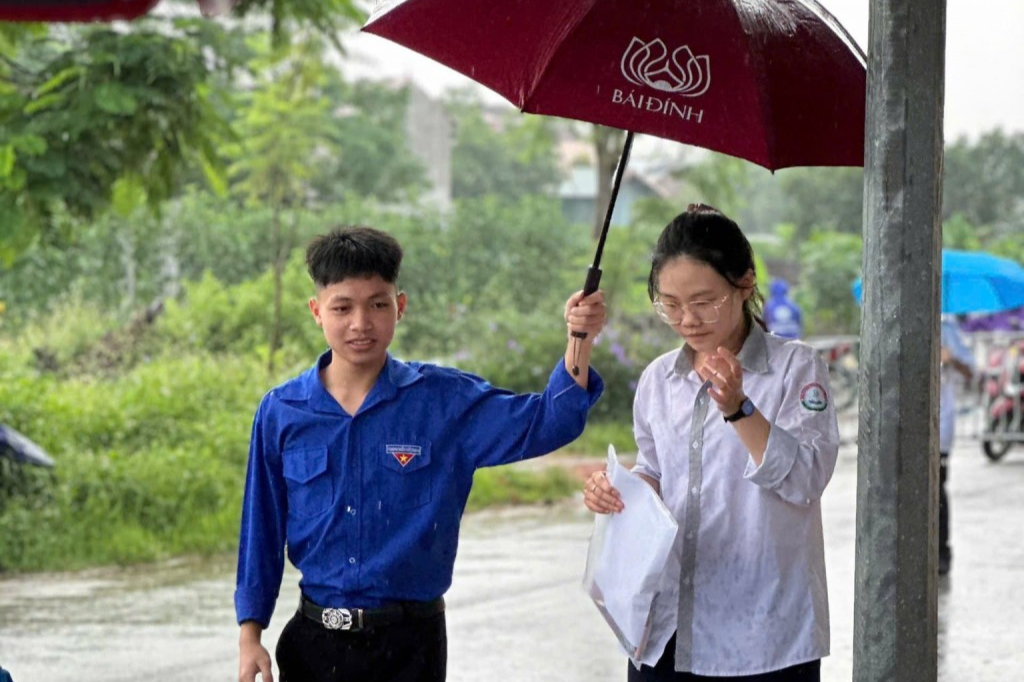 Những khoảnh khắc siêu đáng yêu của “áo xanh” tiếp sức mùa thi