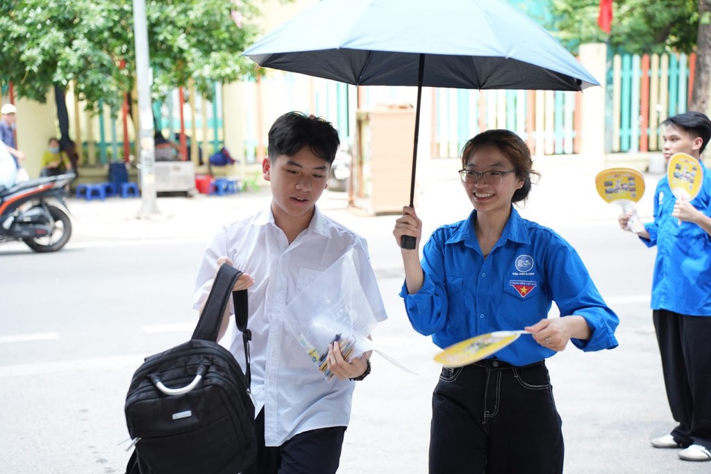 Những khoảnh khắc siêu đáng yêu của “áo xanh” tiếp sức mùa thi