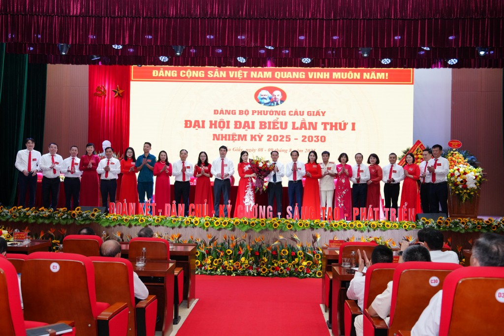 Đồng chí Nguyễn Trọng Đông, Phó Chủ tịch UBND TP Hà Nội tặng hoa chúc mừng các đồng chí trong Ban Chấp hành Đảng bộ phường Tây Hồ nhiệm kỳ 2025 - 2030