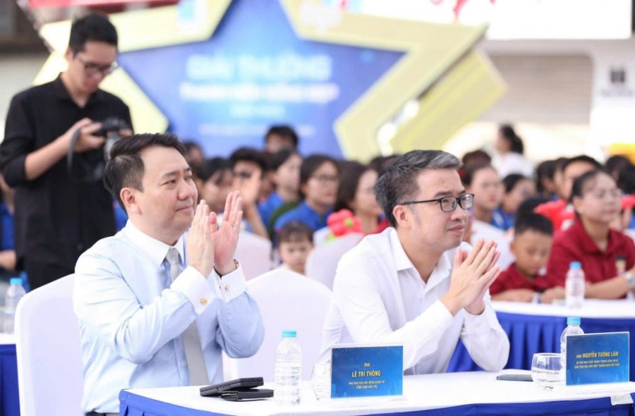 Ông Nguyễn Tường Lâm - Bí thư Trung ương Đoàn Thanh niên, Chủ tịch Hội Liên hiệp Thanh niên Việt Nam và Ông Lê Trí Thông - Phó Chủ tịch HĐQT, Tổng giám đốc PNJ tại sự kiện sáng nay Ông Nguyễn Tường Lâm - Bí thư Trung ương Đoàn Thanh niên, Chủ tịch Hội Liên hiệp Thanh niên Việt Nam và Ông Lê Trí Thông - Phó Chủ tịch HĐQT, Tổng giám đốc PNJ tại sự kiện sáng nay