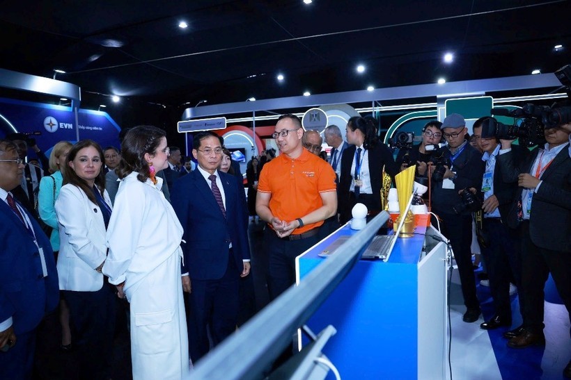 Đại diện FPT giới thiệu với Phó Thủ tướng Chính phủ Bùi Thanh Sơn và Phó Tổng thống Ecuador María José Pinto González Artigas (áo trắng) cùng đoàn đại biểu về Nền tảng giám sát bảo mật thông minh bằng AI. (ảnh Lê Lâm)