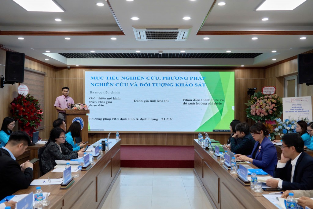 Các đại biểu tham luận tại Hội thảo